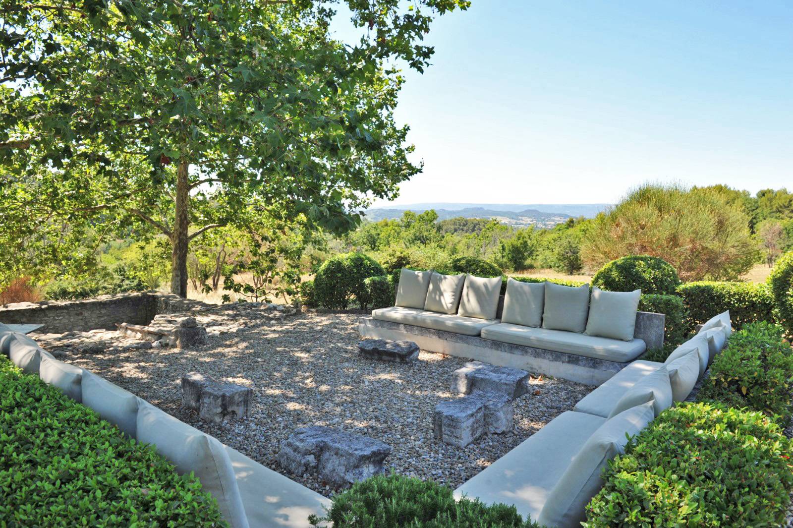 Vue panoramique dans propriété de prestige en vente à Gordes face au Luberon en Provence