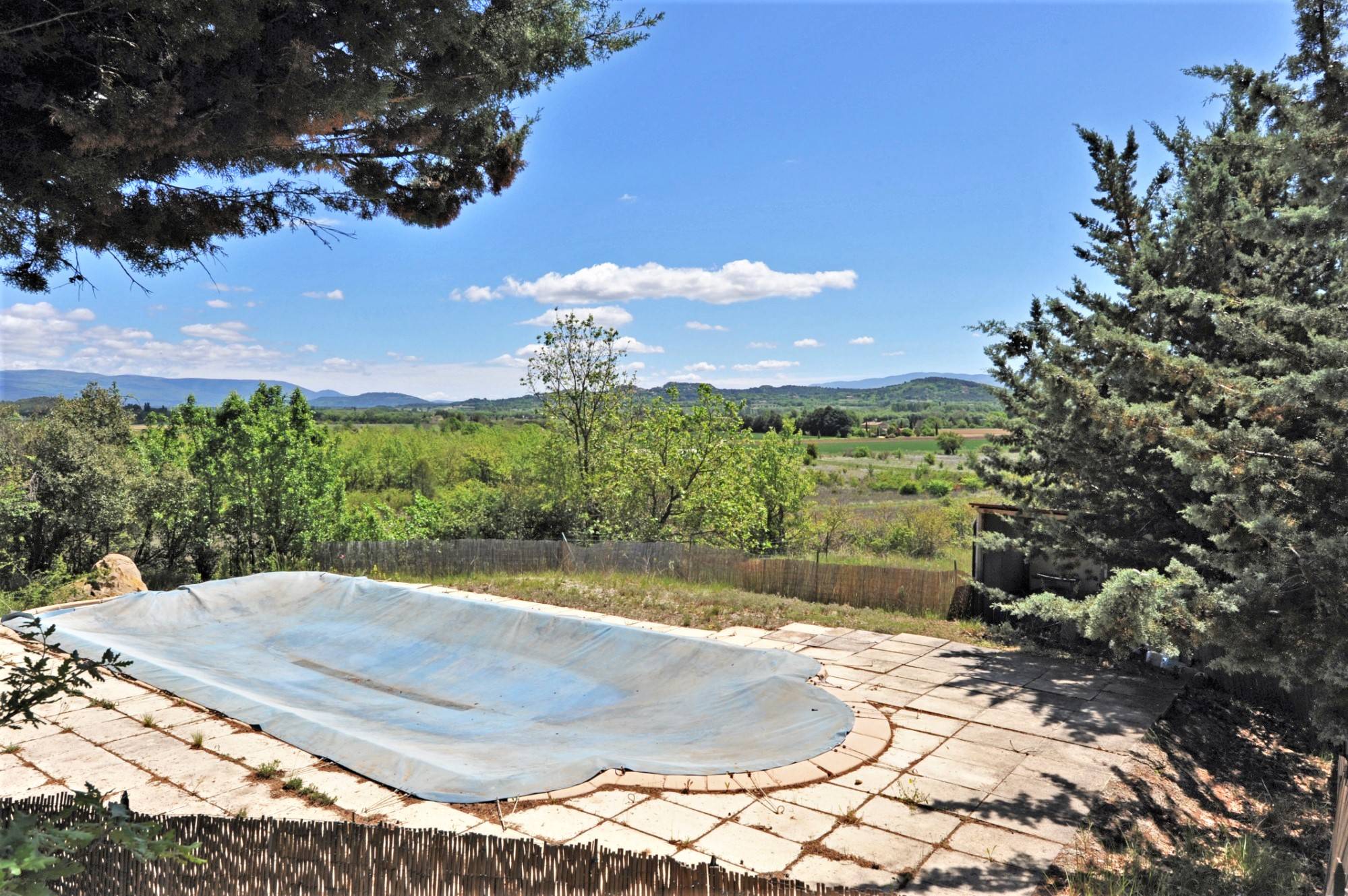 Gordes, maison de plain-pied à rénover avec très jolie vue   