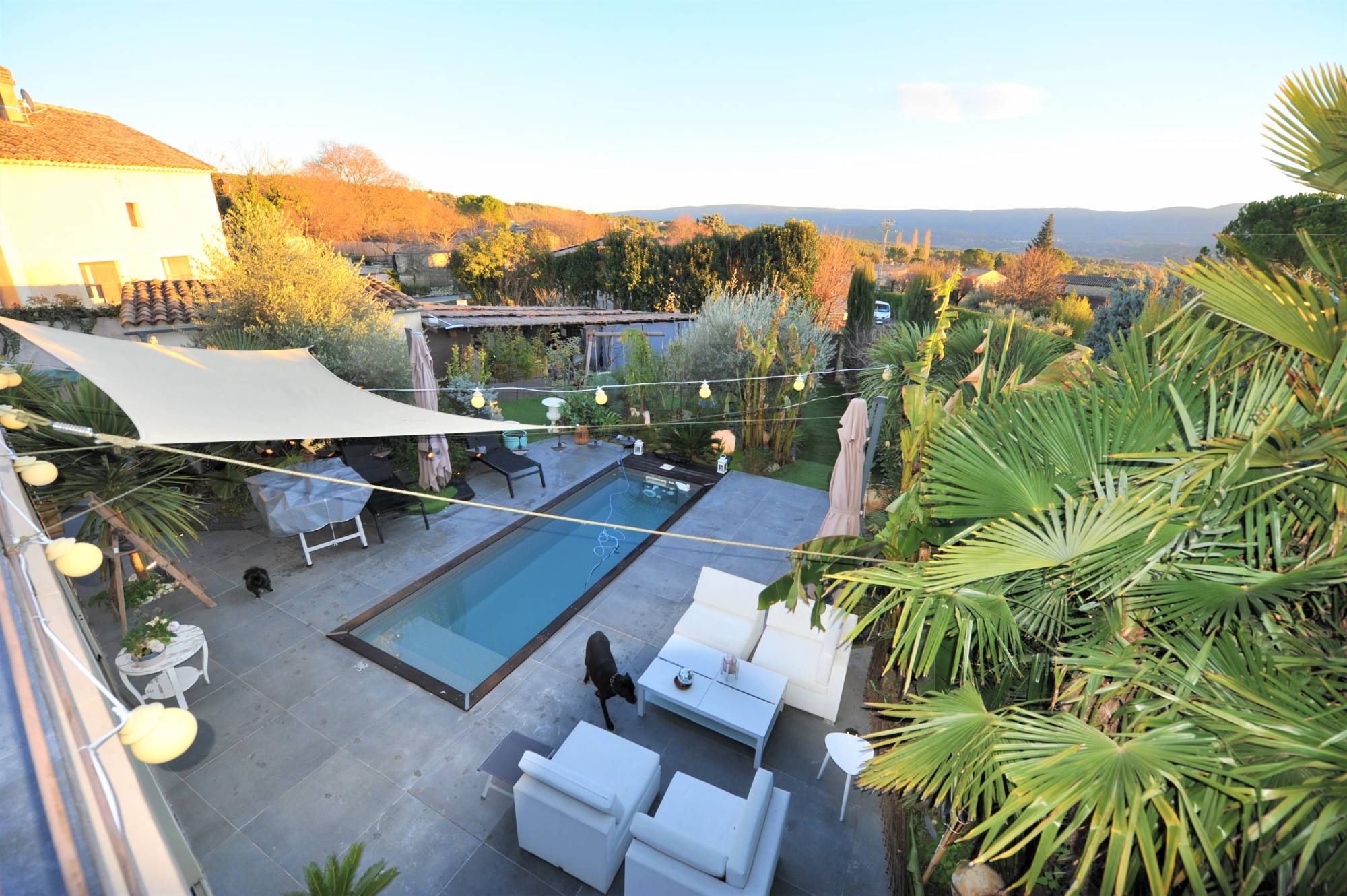 Terrasse avec piscine maison moderne avec vue panoramique Gordes en Luberon