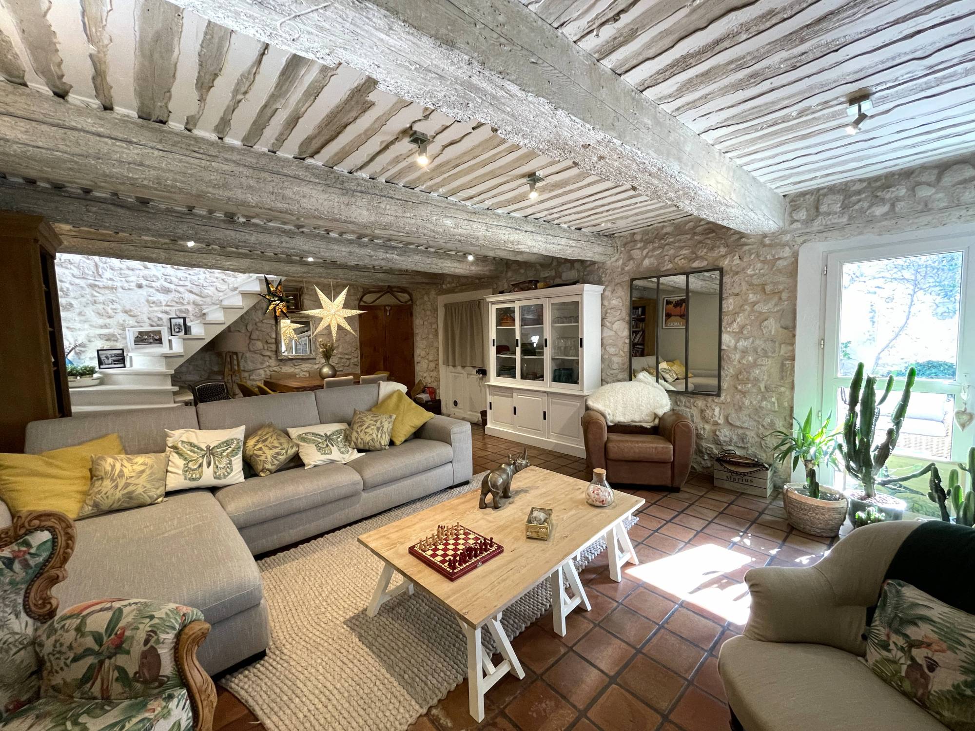 Exclusivité, Mas de village du XVIIIème siècle entièrement rénové avec cour et piscine   
