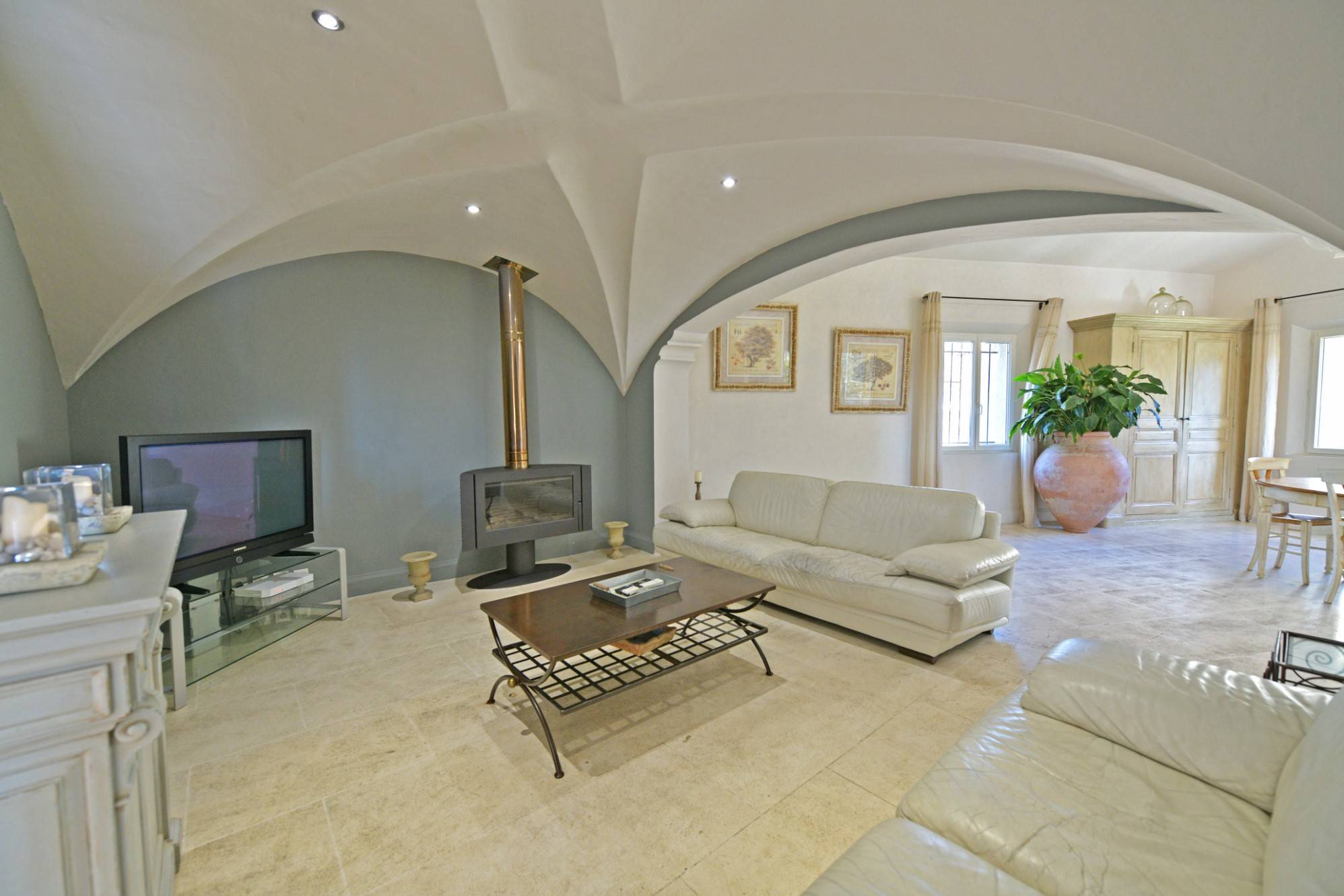 Gordes : maison en pierres avec piscine et dépendance    