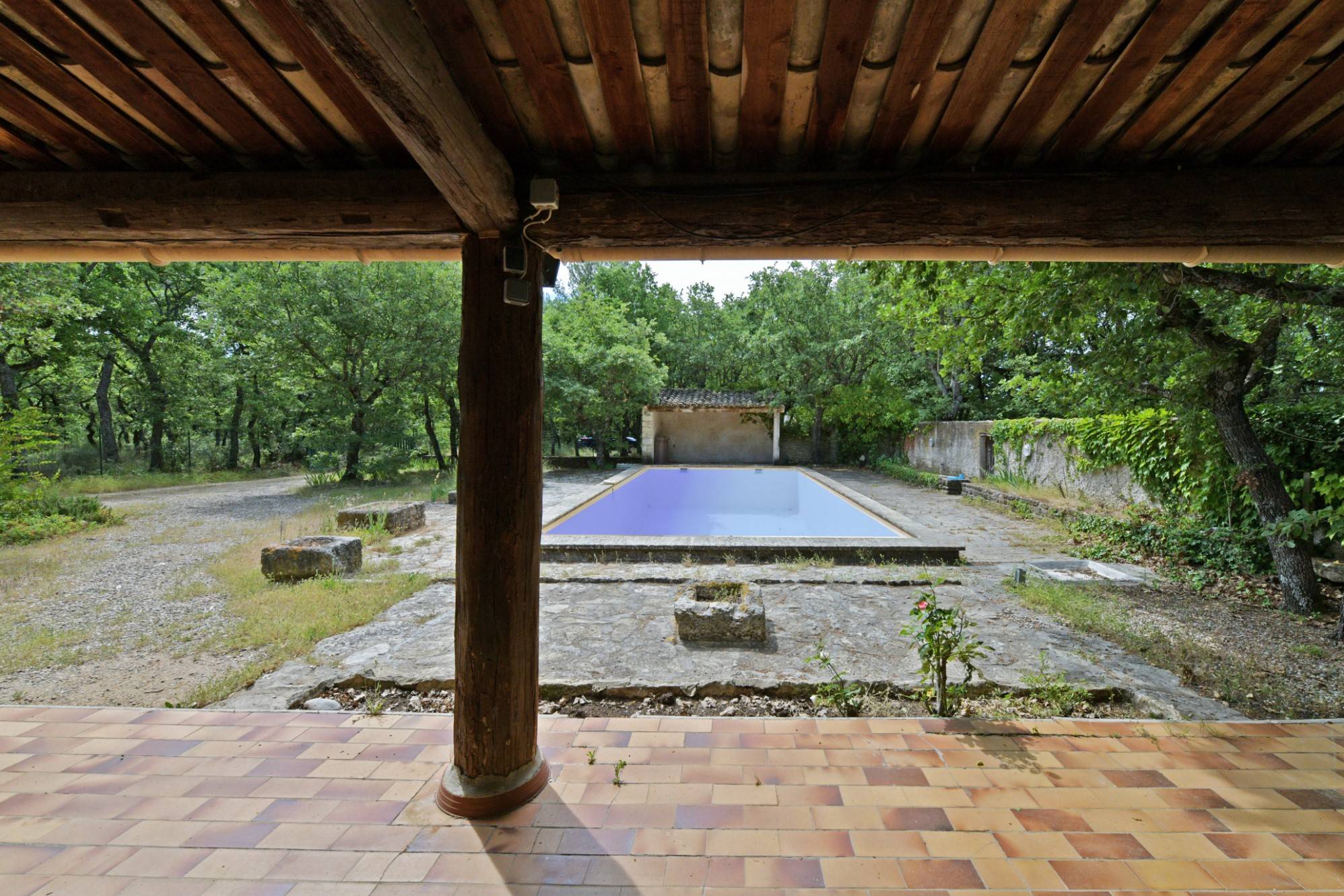 GORDES, mazet en pierres avec piscine au calme   