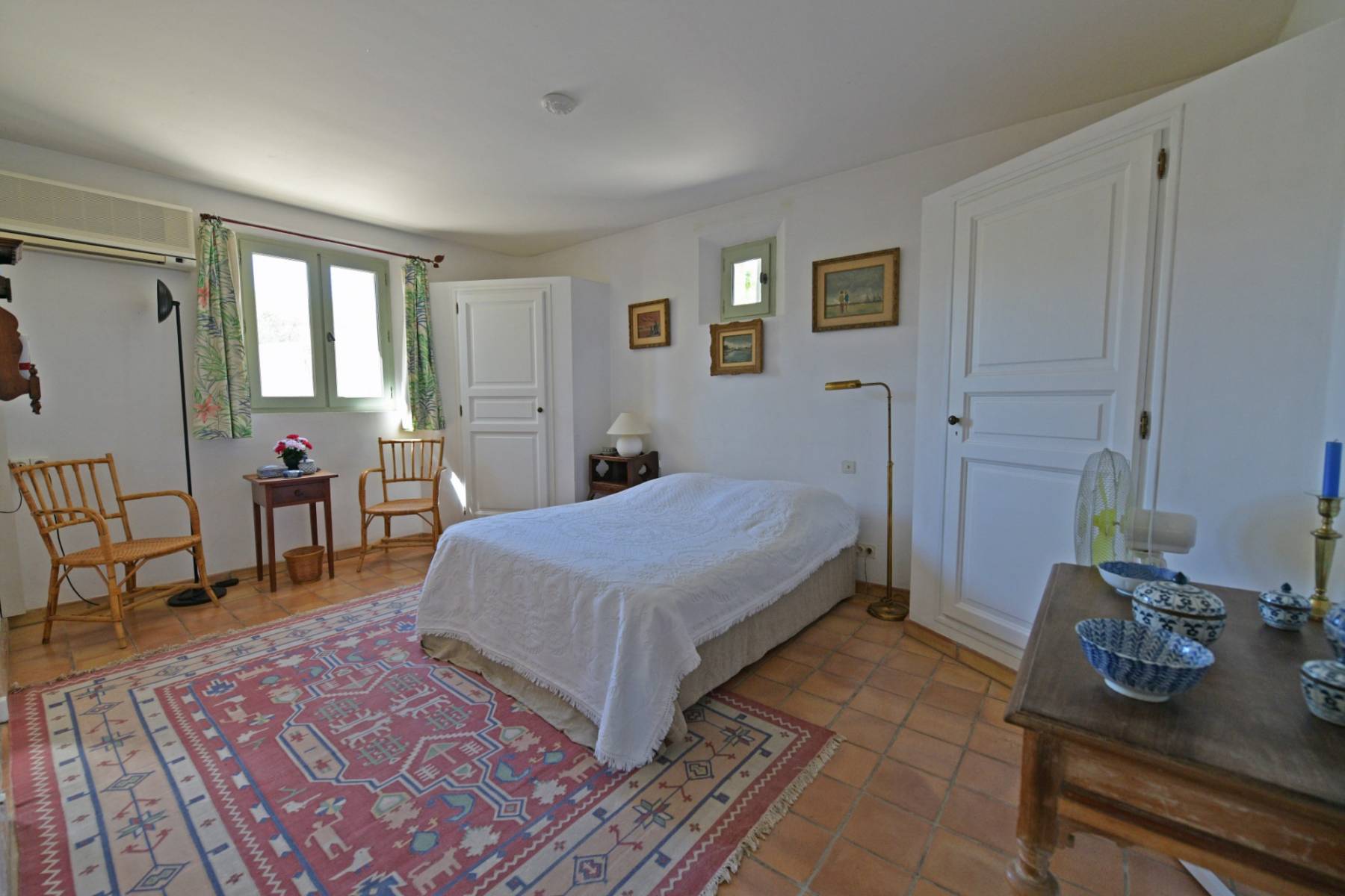 Cabrières d'Avignon : propriété de village avec dépendances et piscine.   
