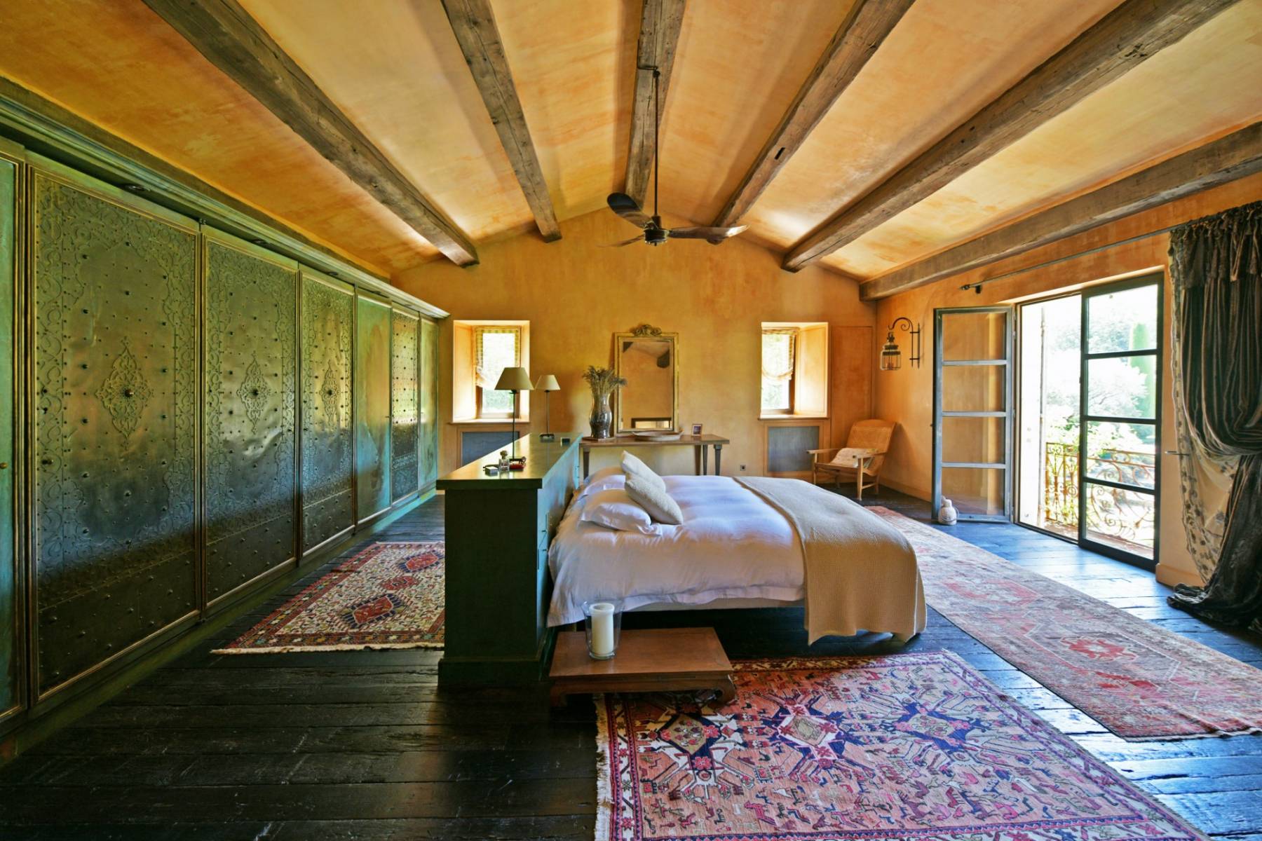 EXCLUSIVITE - Rare et élégante propriété de charme sur 9 hectares de Provence   
