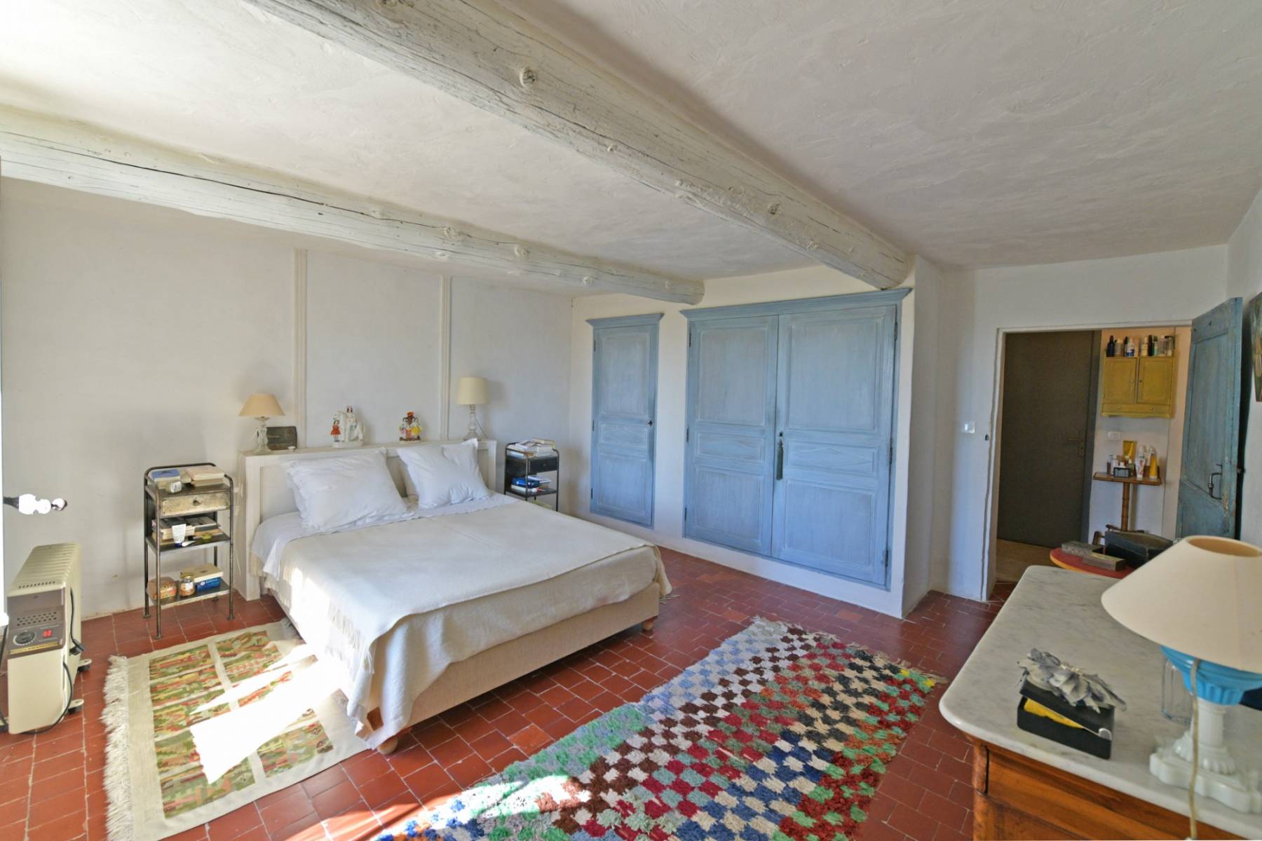 Chambre lumineuse dans propriété à la vente chez Rosier