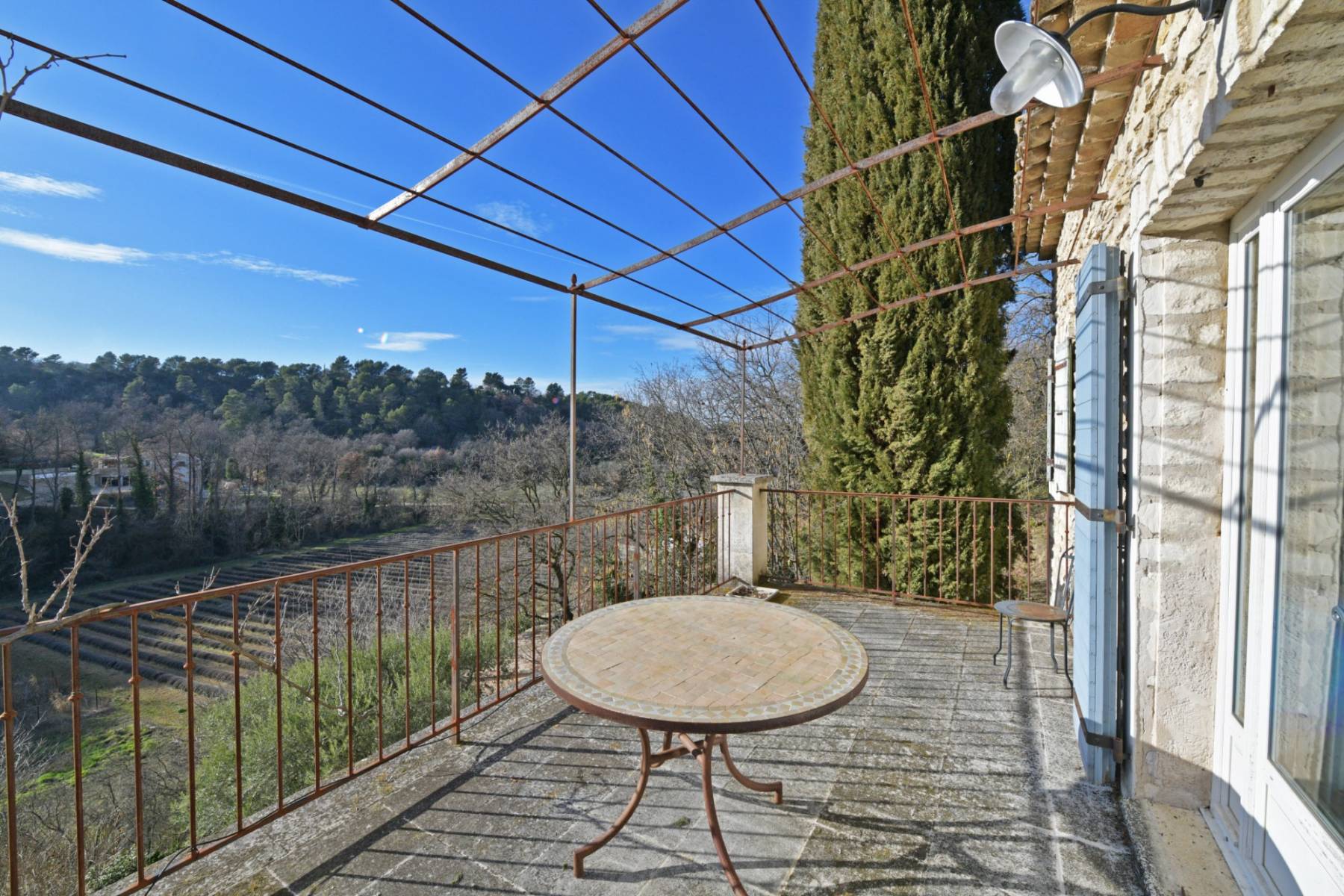 Ménerbes : propriété de village avec piscine, dépendances et vue.   