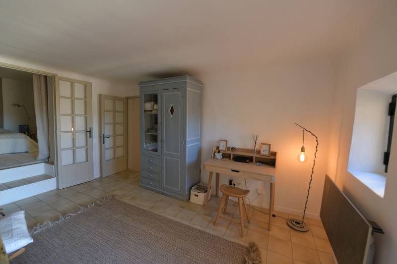Joucas, maison de village avec vues.