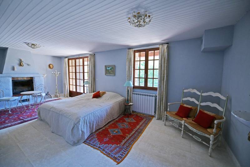 Murs: maison en pierres avec piscine et jardin paysagé dans la campagne, à quelques km de Gordes.