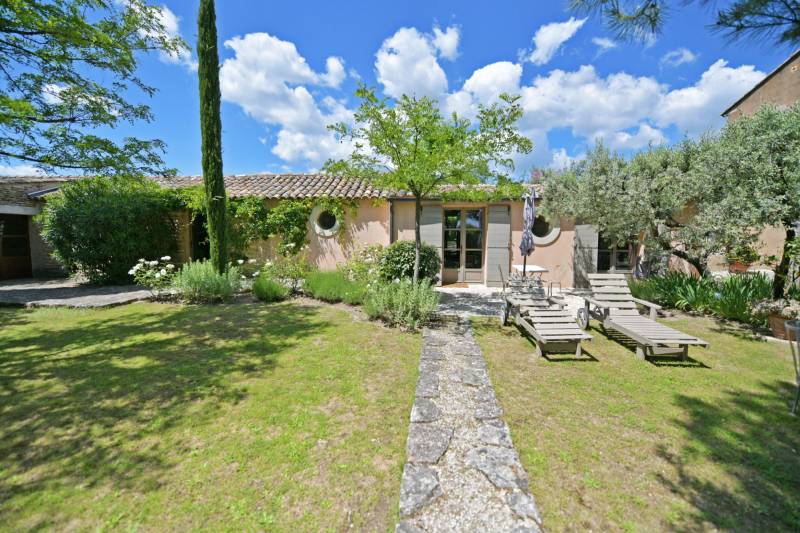 A Gordes, élégante propriété de charme avec maison principale, annexes et tour du 18e à deux pas du village.