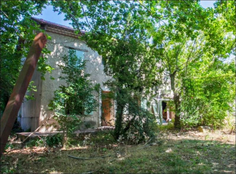 A vendre dans le Luberon : hameau privé historique à rénover sur la piste cyclable Via Domitia.