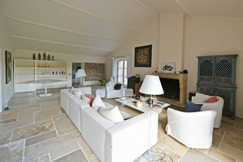 Belle propriété familiale composée d’un mas de charme rénové, avec piscine et dépendances, idéalement située au pied du Luberon.