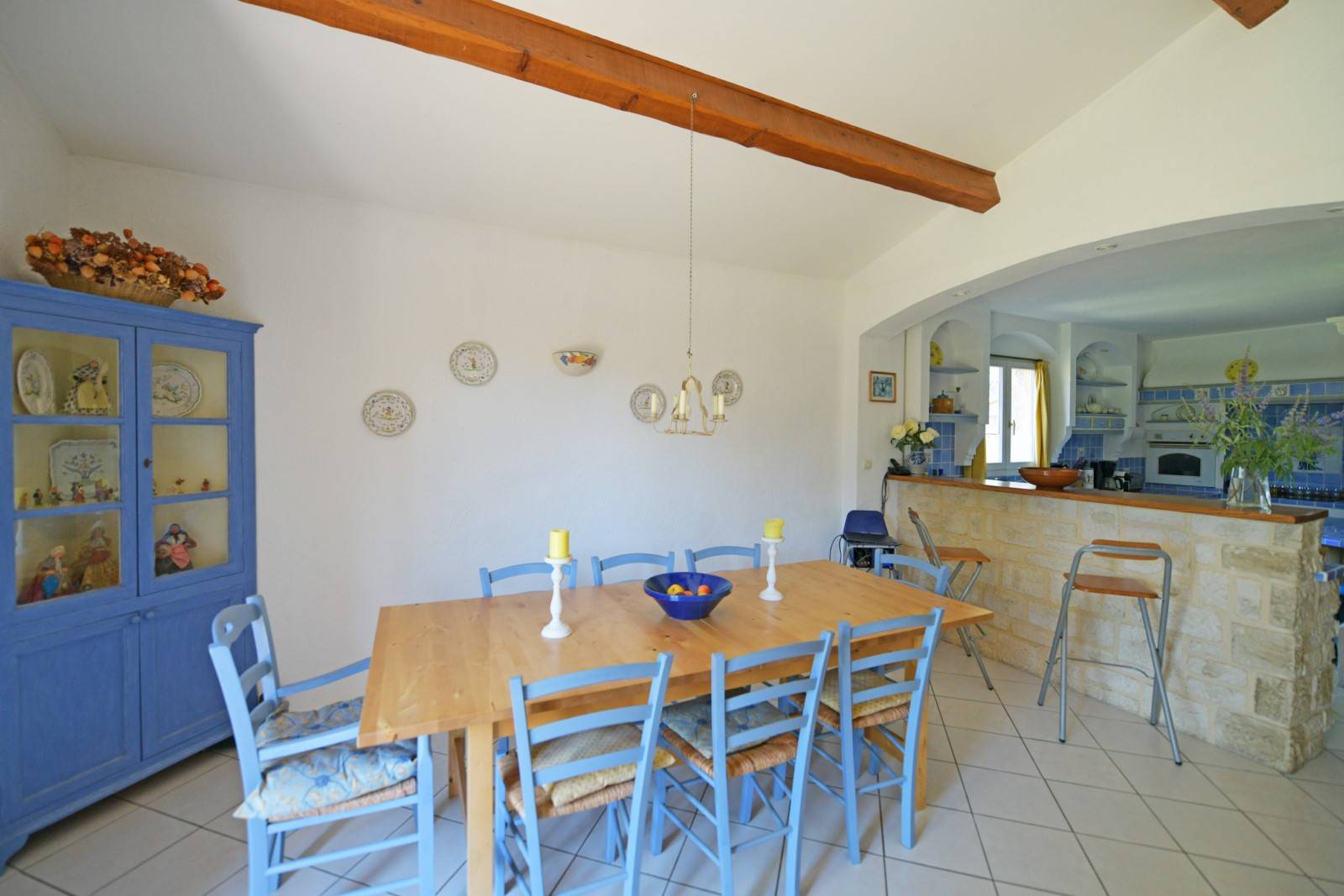 En vente à l'Isle-sur-la-Sorgue, proche du centre-ville, villa de 4 chambres avec dépendance et piscine sur terrain paysagé.