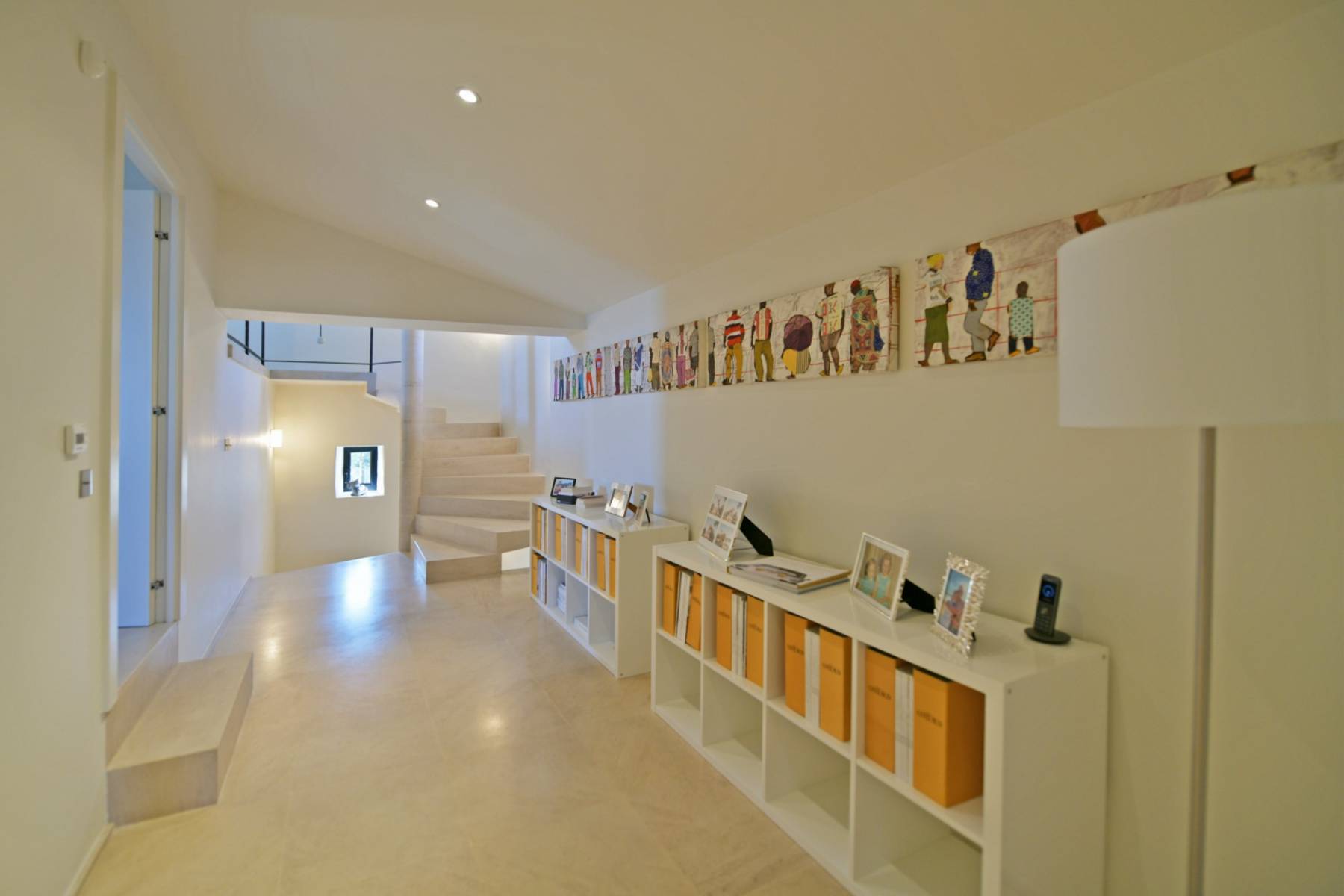 En exclusivité - authentique ferme à la rénovation contemporaine sur 6 hectares en situation extraordinaire à Gordes face à la vallée du Luberon.