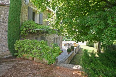 Maison en pierre avec piscine et vue sur le village   