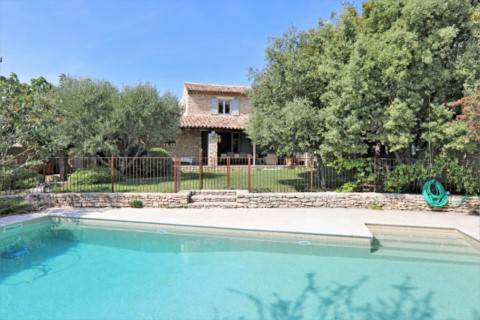 Piscine avec vue panoramique en Provence