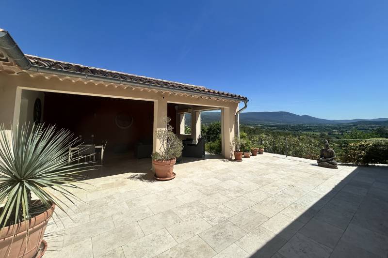À Saint-Saturnin-lès-Apt, élégante propriété avec vue panoramique sur le Luberon, au cœur d’un parc paysager de 5 620 m² avec piscine.