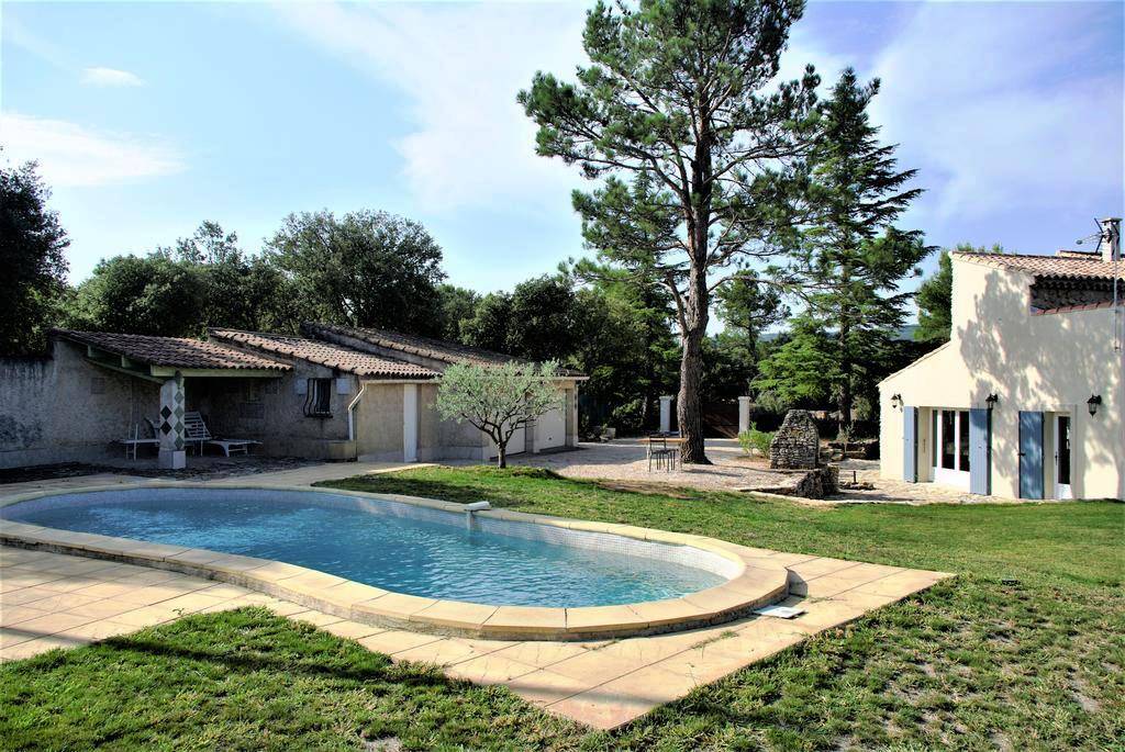 à Bonnieux, maison ancienne en pierres avec piscine et garages   