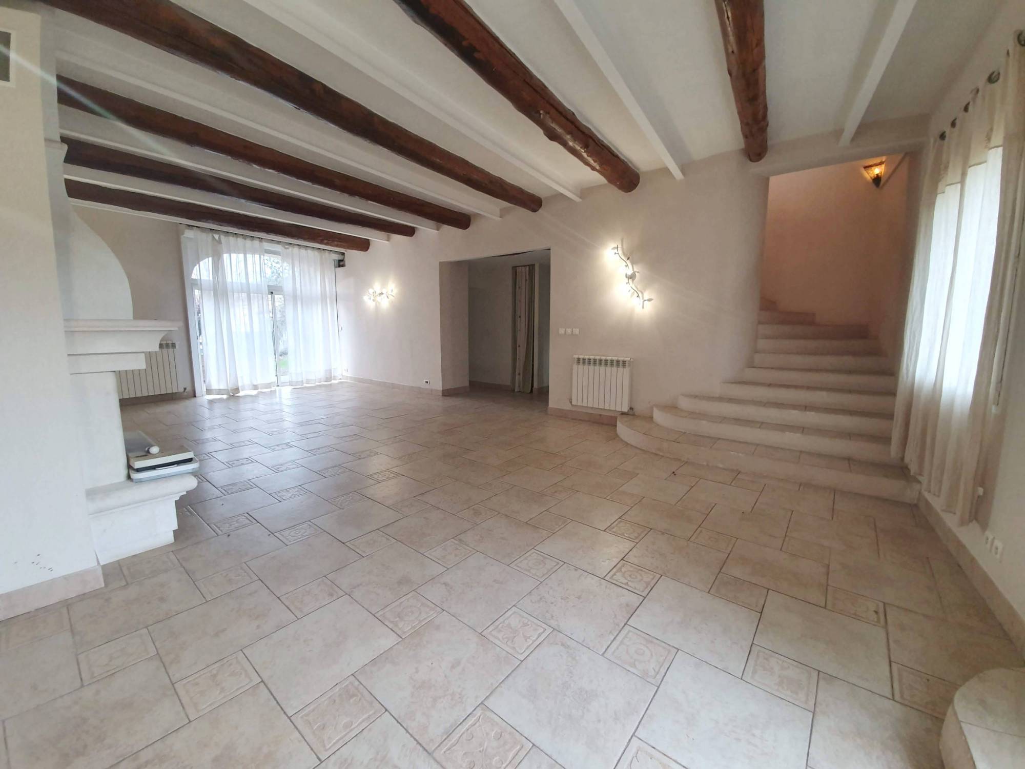 proche de Gigondas, spacieuse maison de village avec cour et grand jardin   