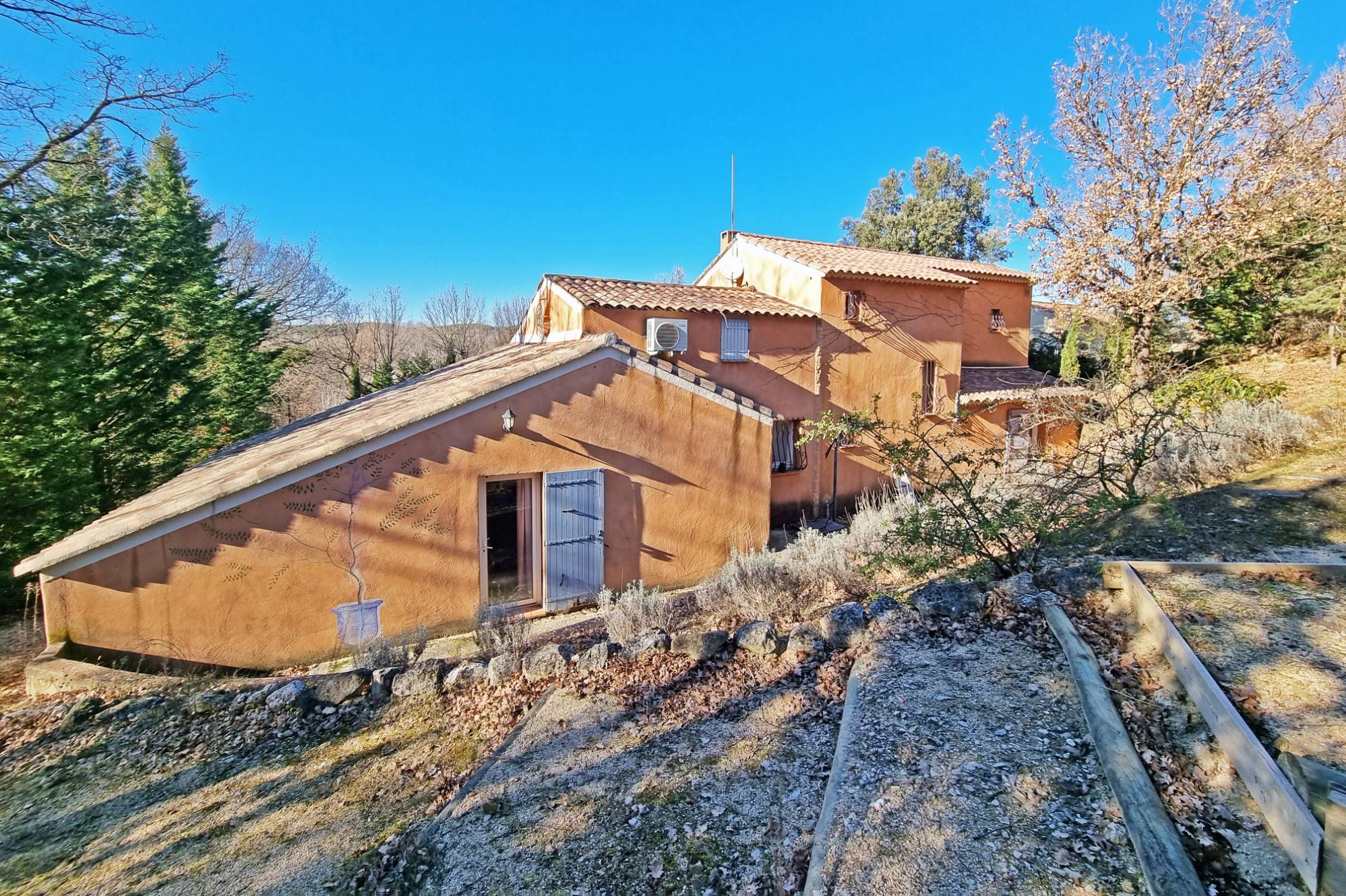 Luberon sud, charmante maison avec piscine sur plus de 1700m² de terrain   