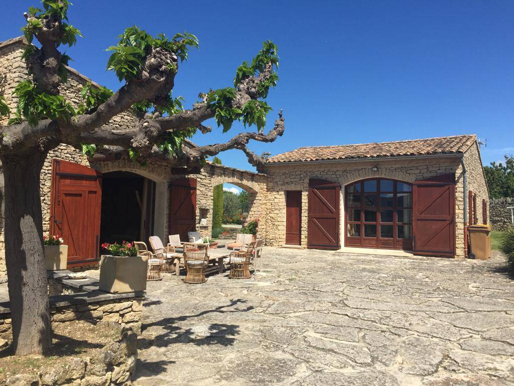 Maison en pierres avec vue panoramique Gordes  