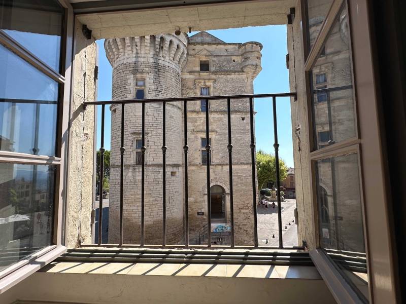 Pleine vue sur le château de Gordes