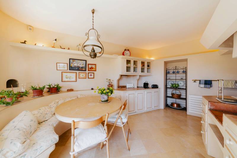 BIEN VENDU Gordes : villa en pierres à rénover avec emplacement exceptionnel et vues panoramiques sur le Luberon sur un terrain de plus d' 1.8 hectare.