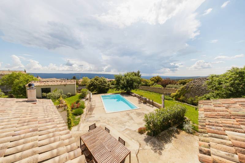 Gordes : rare propriété de village en position dominante avec piscine et annexes à 2 pas de la place du Château.