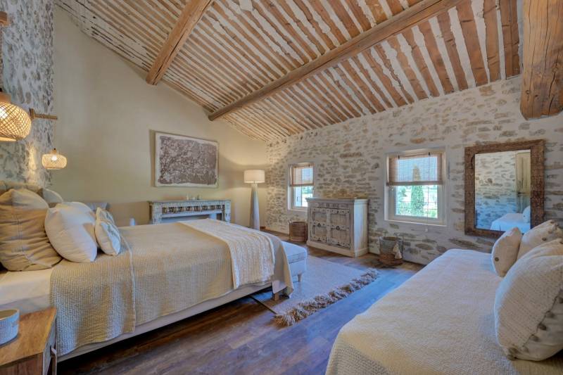 A la vente, bastide et corps de ferme rénovés avec dépendances, sur plus de 4,3 hectares, à proximité de Roussillon et de Bonnieux