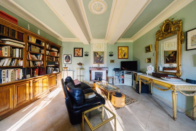 A la vente, maison de maître du XVIIIe siècle à restaurer sur 1,6 ha plein sud à Oppède
