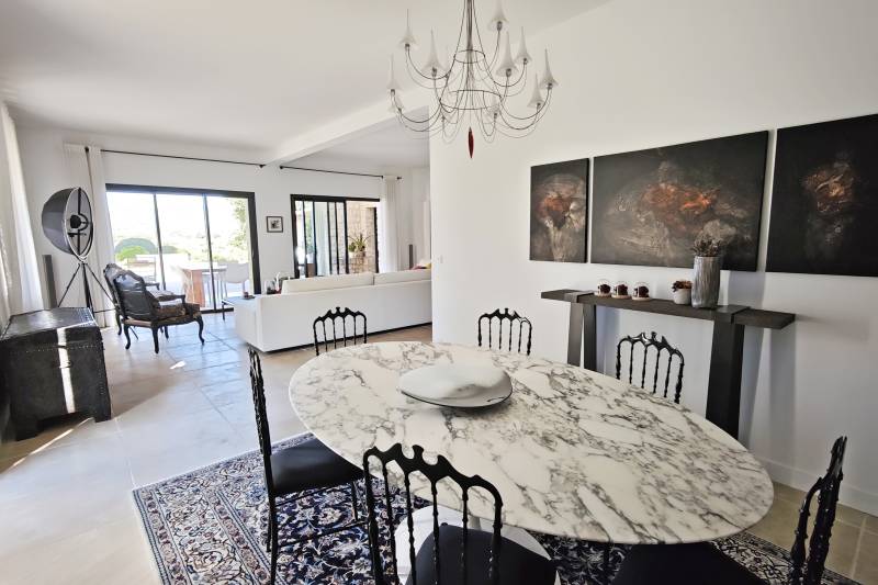 Exclusivité - À Saint Saturnin lès Apt, sur plus de 2.5 ha, superbe maison à la restauration parfaite avec piscine, tennis et vue sur Gordes.