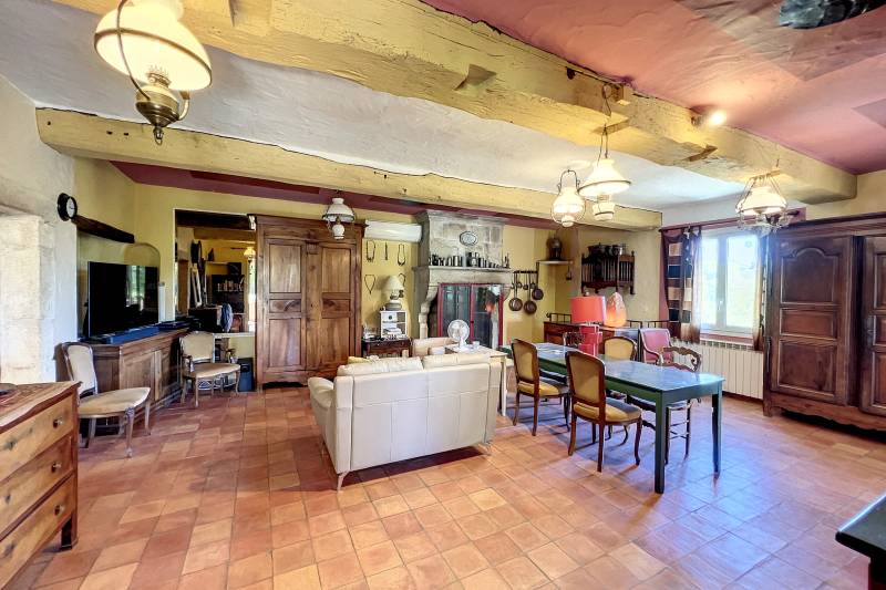 Proche de Gordes, charmante propriété en position dominante composée de 2 habitations et d'un gite sur 2 ha avec piscine et vue Luberon.