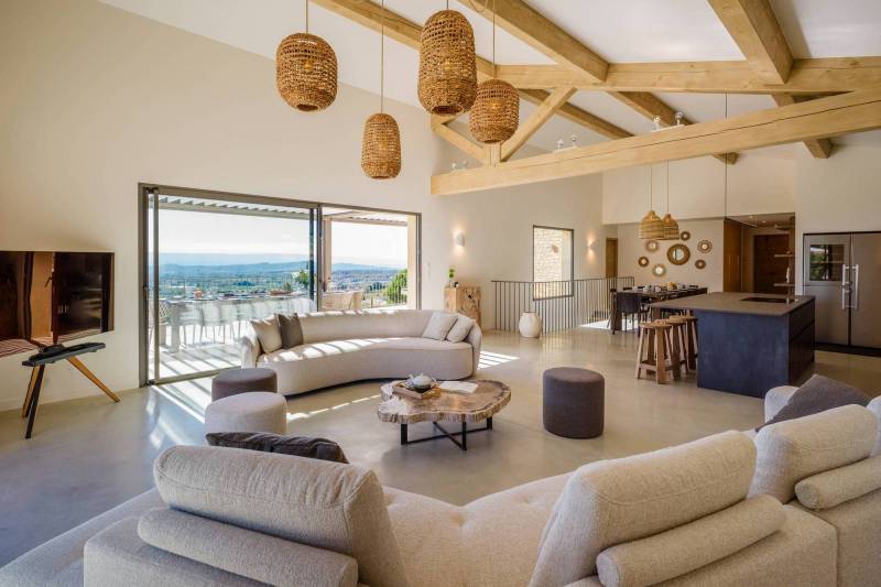 Spectaculaire villa contemporaine en pierres avec piscine, en position dominante face à la vallée à vendre proche de Saint-Saturnin-les-Apt.