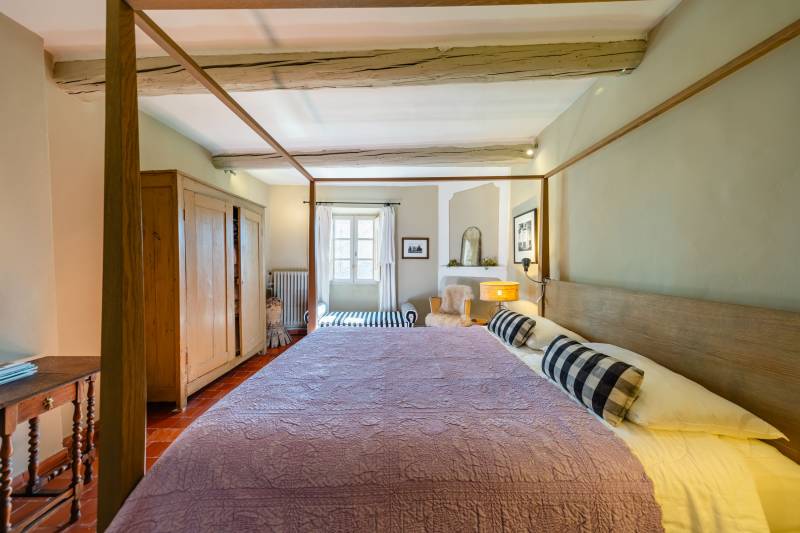 Au cœur de Cabrières-d’Avignon, à vendre, élégante maison de maître rénovée d’environ 300 m² avec de beaux volumes et des matériaux anciens préservés.