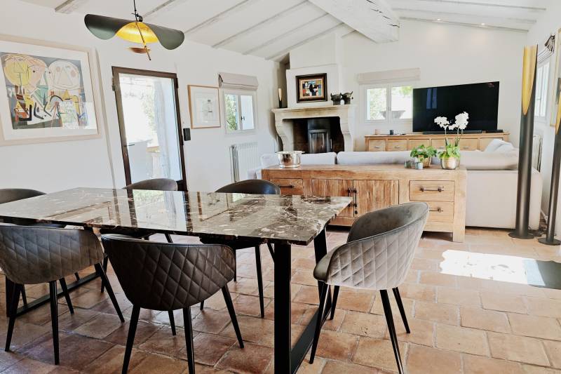 A la vente à Saignon, authentique bergerie restaurée, en pierres, avec piscine et superbe vue sur le Luberon.