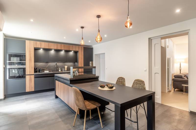 Au pied de Gordes, Mas rénové de 350 m² au pied de Gordes, alliant charme provençal et prestations haut de gamme.