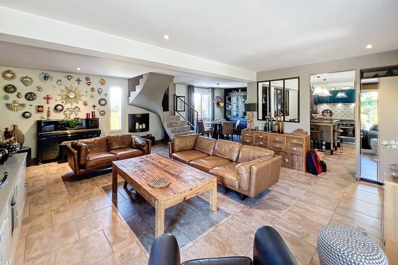 A Cavaillon, quartier St Jacques, à la vente, maison récente avec gîte indépendant dans jardin paysager avec piscine, au calme.