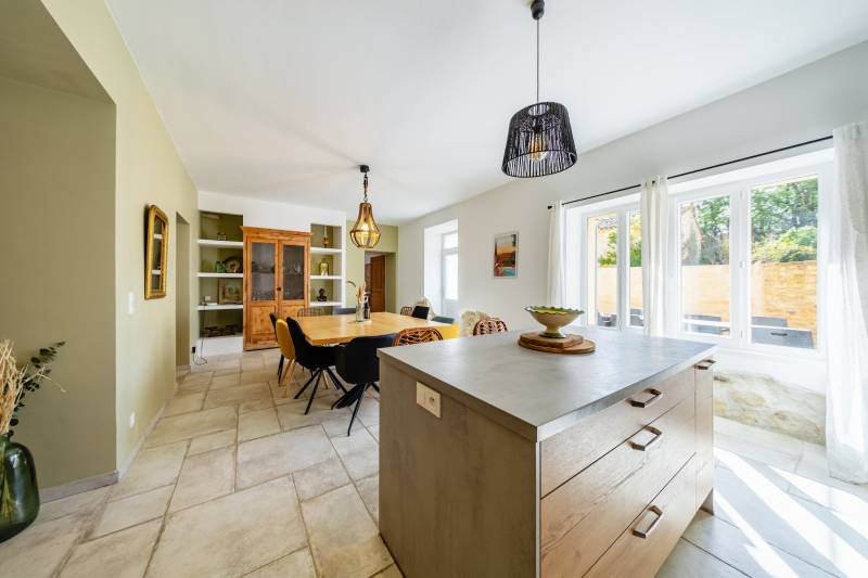 Propriété à fort potentiel au pied du village de Bonnieux sur 20 ha avec vues panoramiques sur les villages perchés.