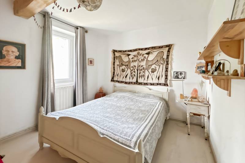 A L’Isle-sur-la-Sorgue, quartier Saint-Antoine, à vendre, maison ancienne rénovée sur 2500 m² avec gîte indépendant, piscine en copropriété et vues dégagées.