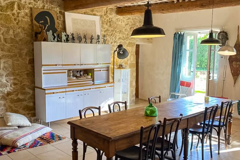 Entre Robion et Cavaillon, mas rénové au calme, comprenant 8 chambres dont une suite de 60 m² et deux gîtes indépendants, avec piscine et pool house.