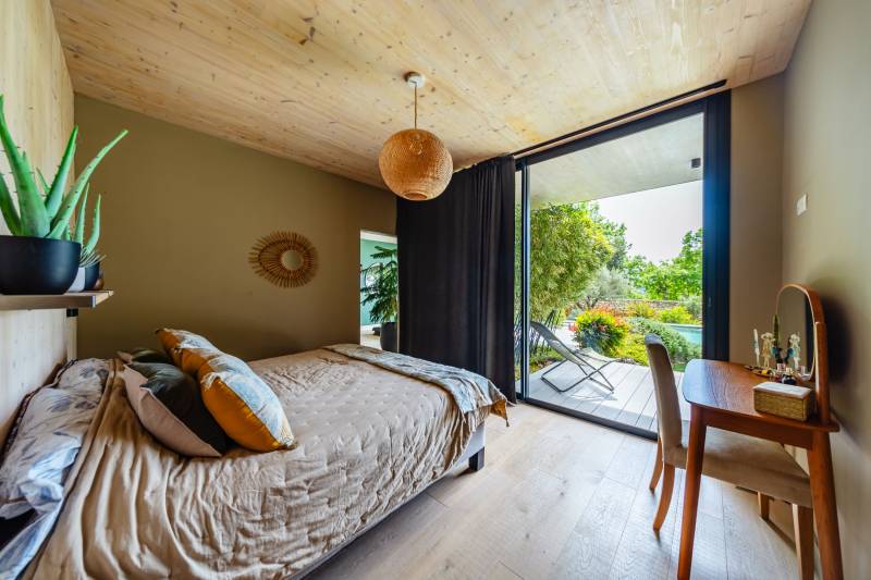 Propriété contemporaine au cœur du Luberon avec piscine, pool house et dépendance sur 2400 m², bénéficiant d'une vue exceptionnelle sur Lacoste.