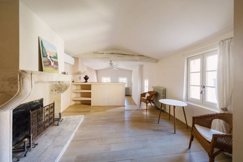 Exceptionnelle propriété avec appartement indépendant, piscine et dépendances sur terrain paysagé de 3500 m² avec vues dégagées.