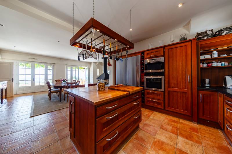 En exclusivité - Elégante propriété d'agrément en pierre de 248 m² offrant une vue panoramique exceptionnelle sur le Luberon proche de Gordes.