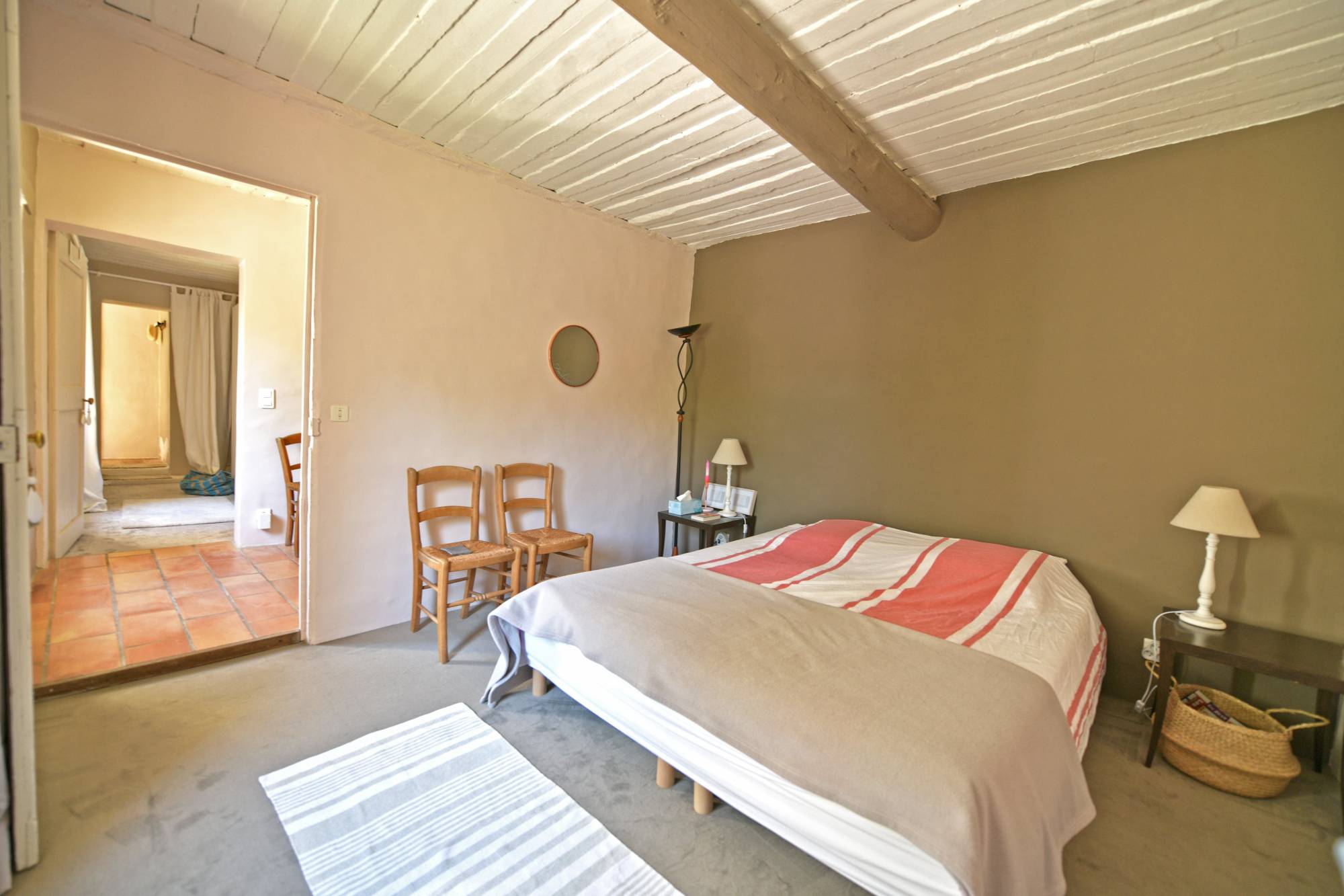Gordes : maison du XIXème en pierre avec gîtes et piscine   