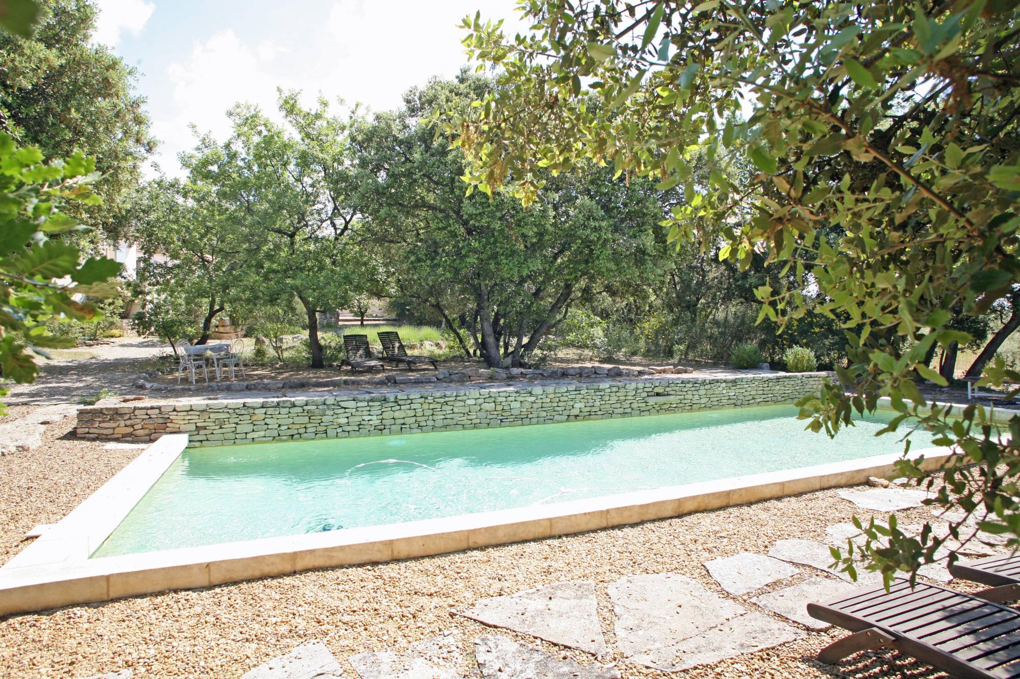 Saint-Saturnin-les-Apt : maison généreuse avec annexe, garage et piscine, belle vue sur le Luberon   