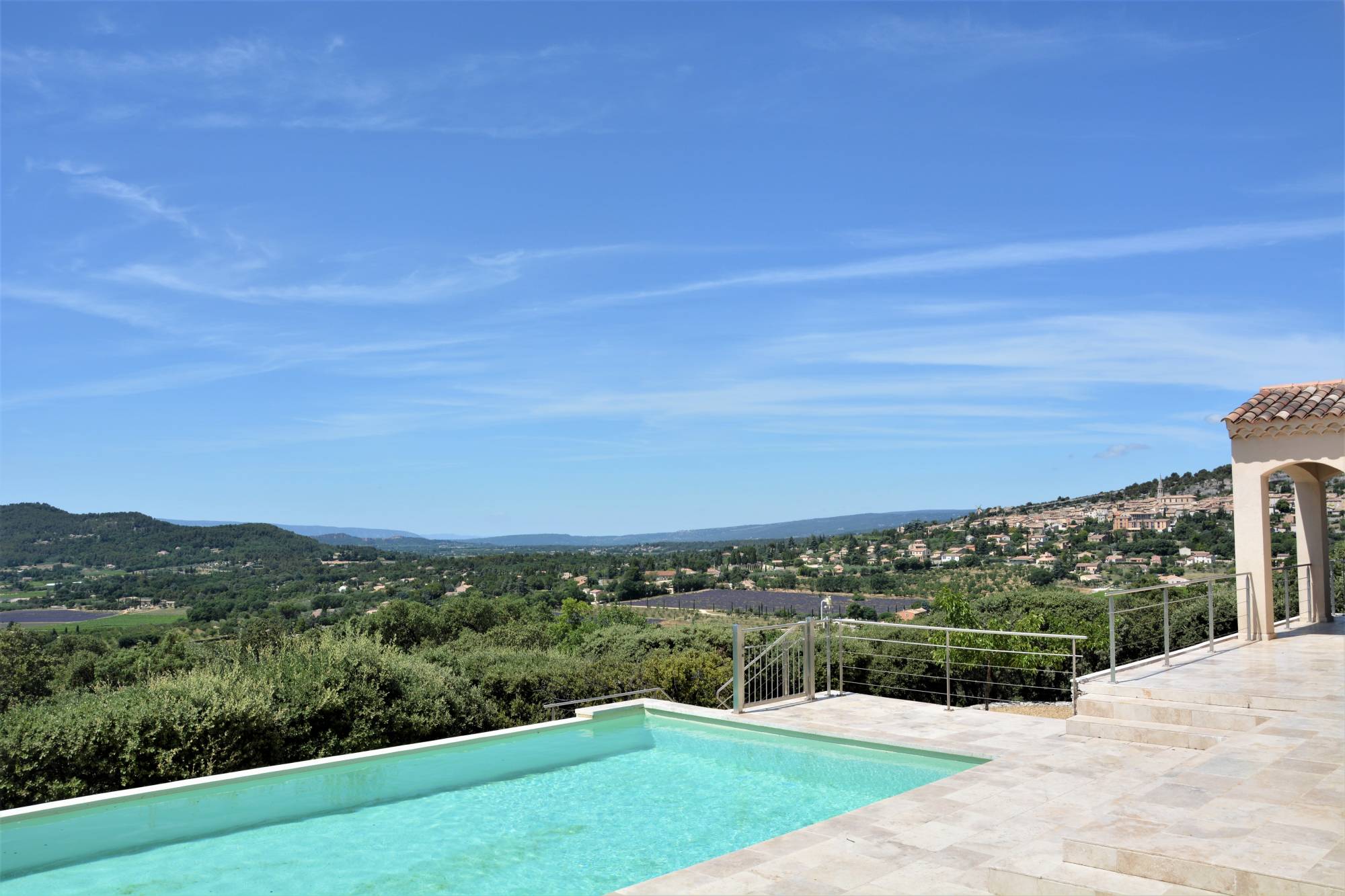 sur les hauteurs de St-Saturnin-lès-Apt, belle maison avec vues magnifiques   