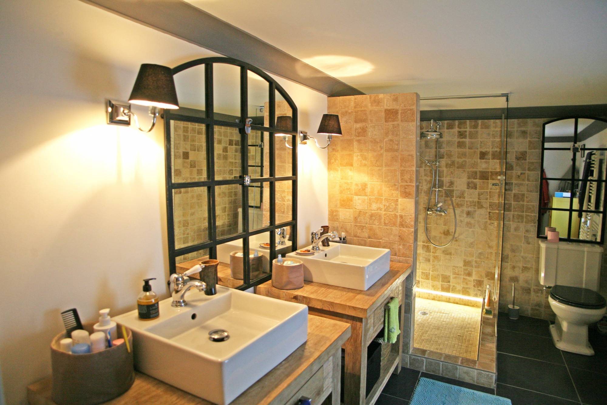 au coeur de Cabrières-d'Avignon, deux maisons de village avec piscine commue   