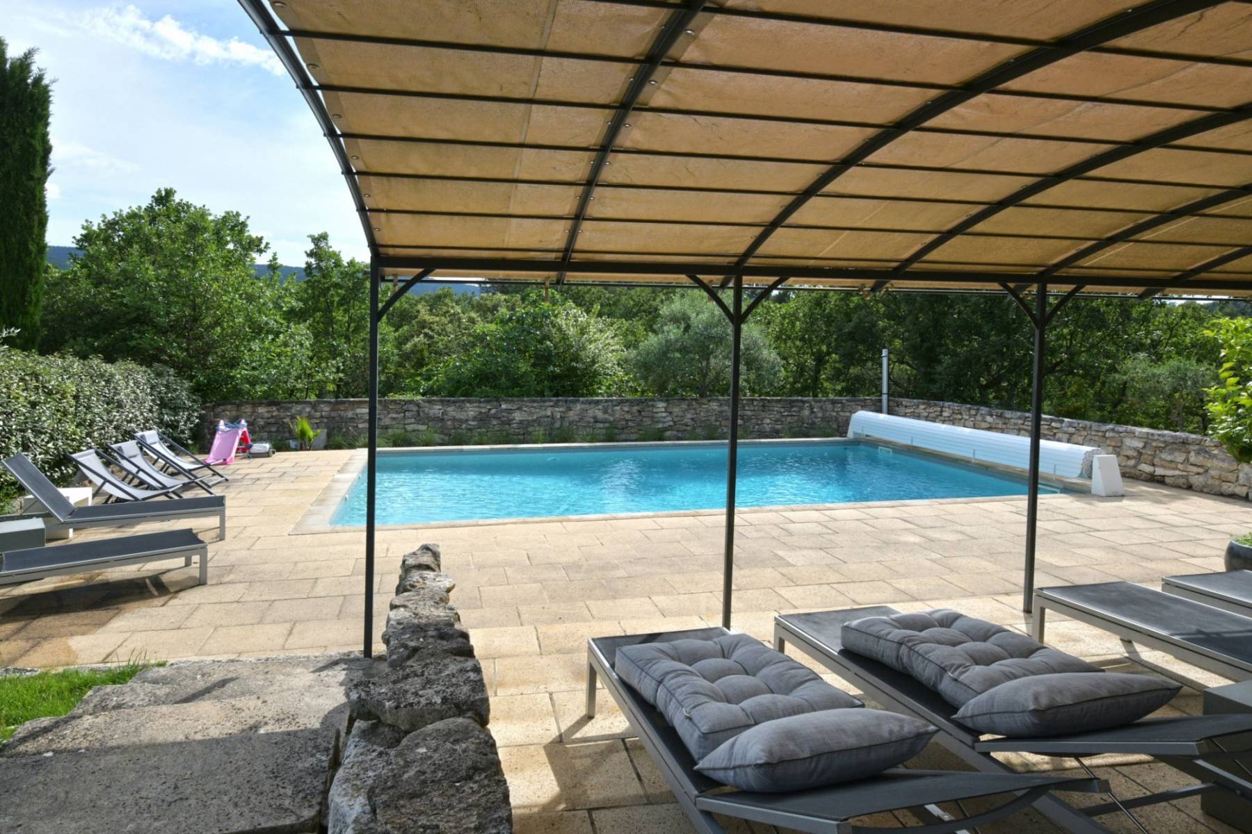 Ménerbes : villa en pierres avec piscine et vue sur 1 hectare   