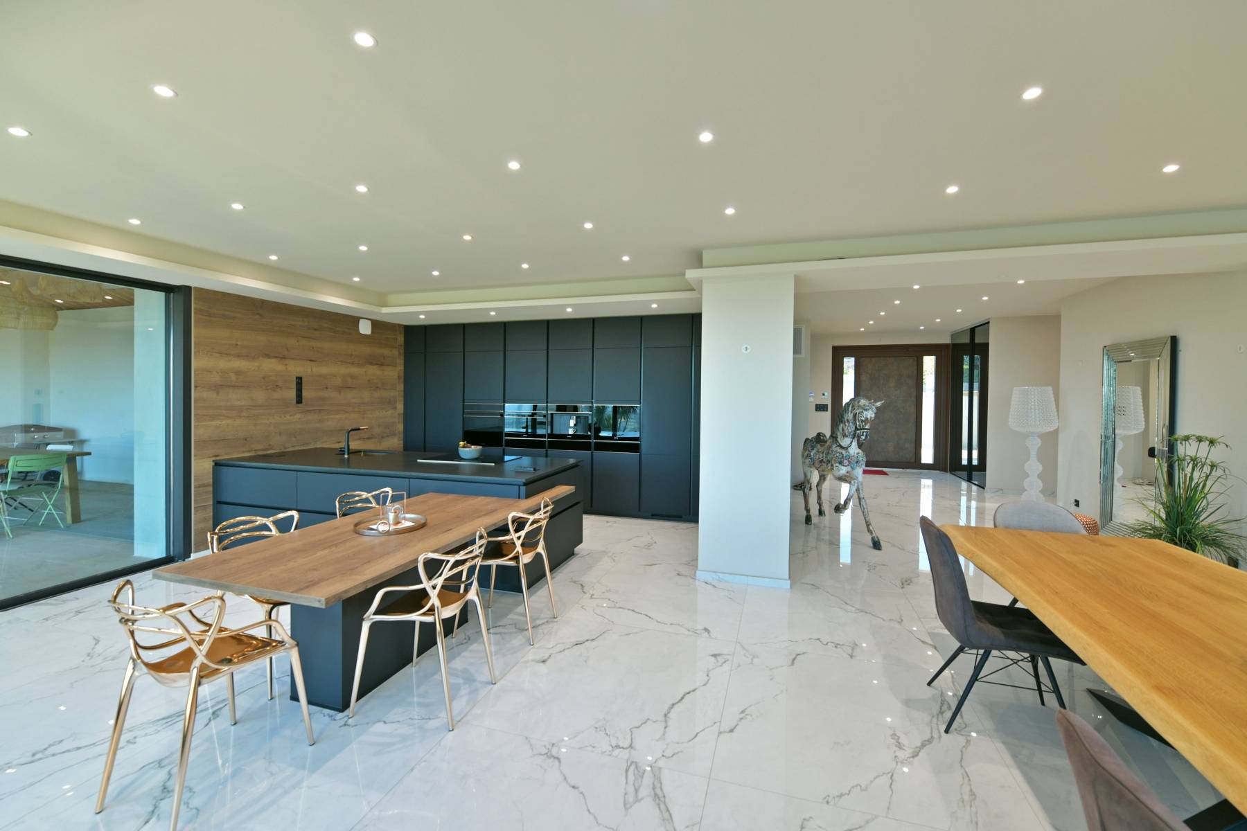Villa contemporaine en position dominante face au Luberon   