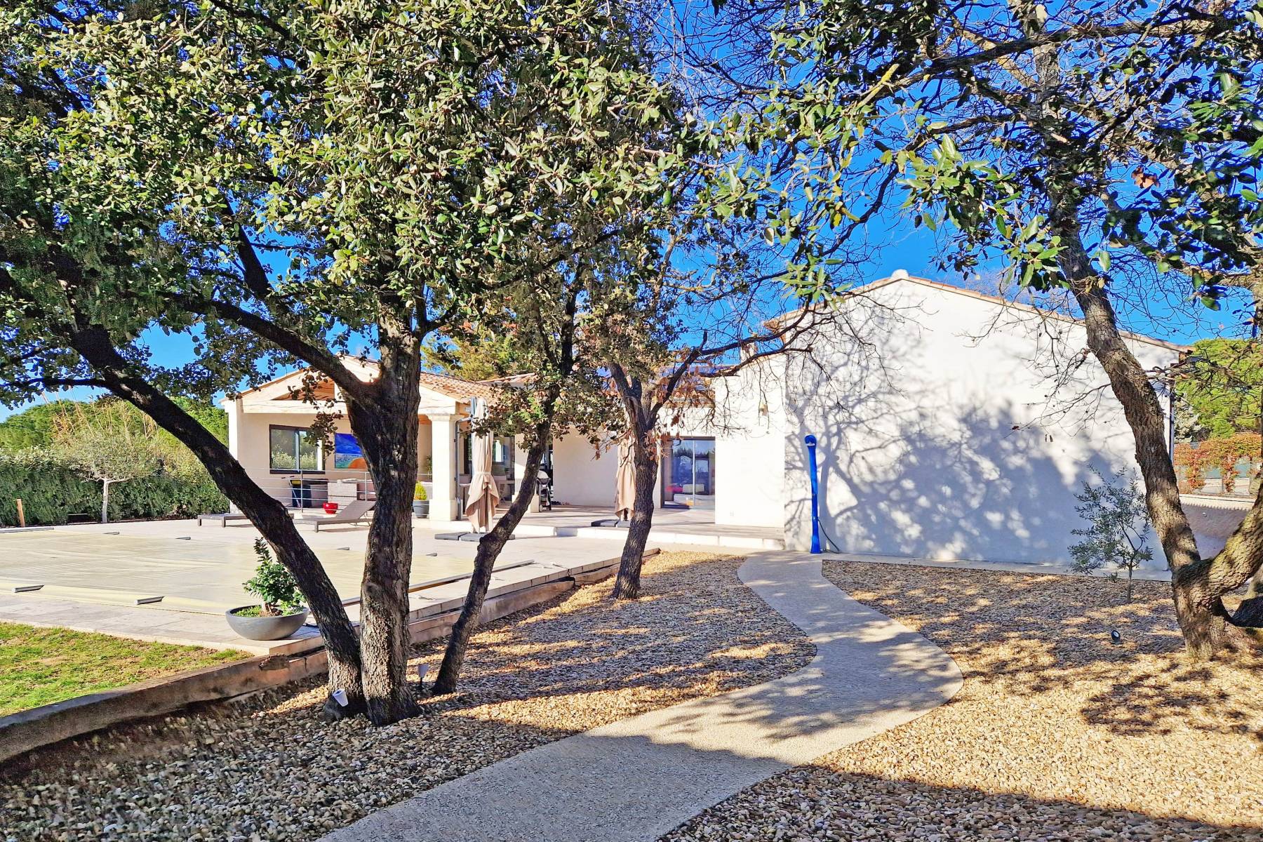 AU PIED DU LUBERON BELLE MAISON MODERNE AVEC SA PISCINE ET SON GARAGE   