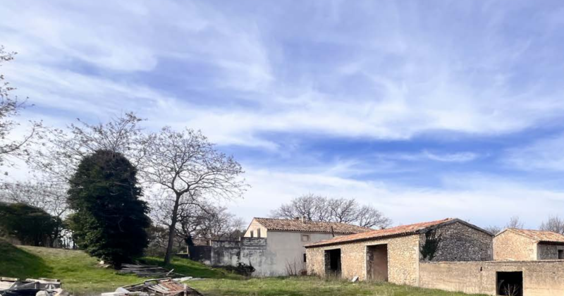 À proximité du village de Lacoste, à vendre, propriété ancienne à rénover entièrement, avec permis accordé pour une réhabilitation totale sur un terrain de plus de 7 ha.